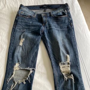 Super cute lightly worn mid/low-rise ripped jeans